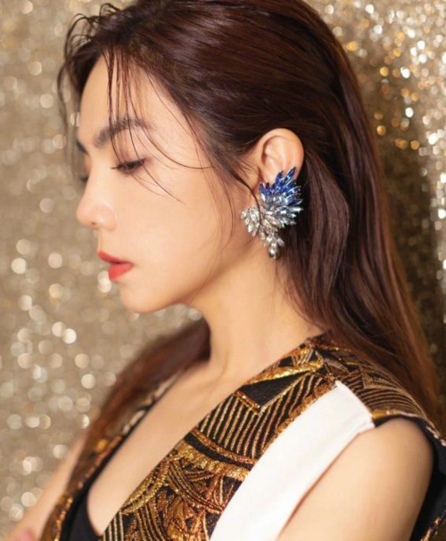 吉克隽逸黑化途中一去不复返黑口红配装饰品洋溢独特魅力