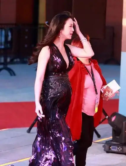 女明星挺着大肚子上红毯有人包裹严实有人挑战深v