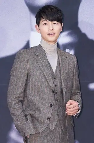 宋仲基说意大利语颜值狂飙!穿定制西装成"华丽的盖茨比",太牛