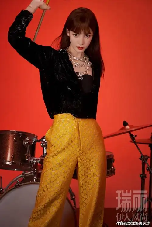 金晨穿黑色皮衣大秀好身材 妆容精致酷飒摇滚范足