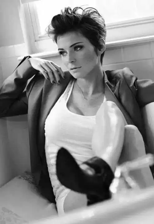 既然pompadour的起源来自于庞巴度夫人前段高耸突起的发型,那么这样的