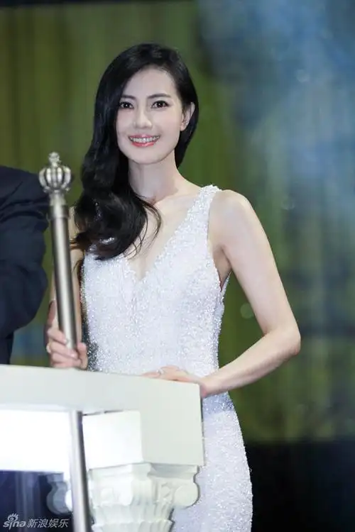 高圆圆深v秀沟小性感图片,高圆圆的短发好看吗?