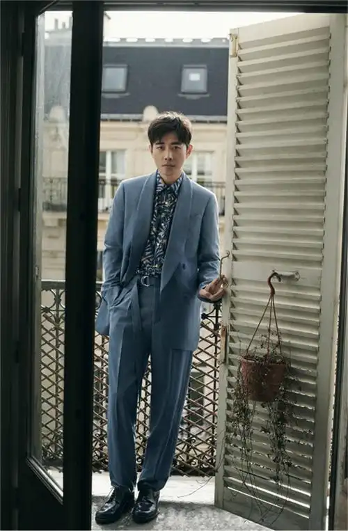 罗晋曝最新写真塞纳河畔演绎法式浪漫