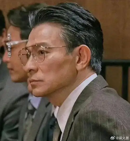 刘德华这个年龄段来说,头发花白比全染黑了还自然好看.