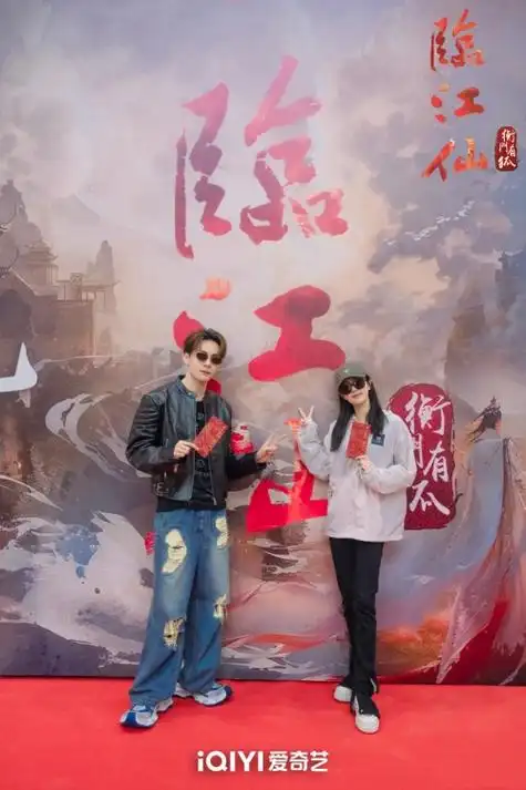 以上就是"白鹿&曾舜晞主演新剧《衡门有狐》宣布