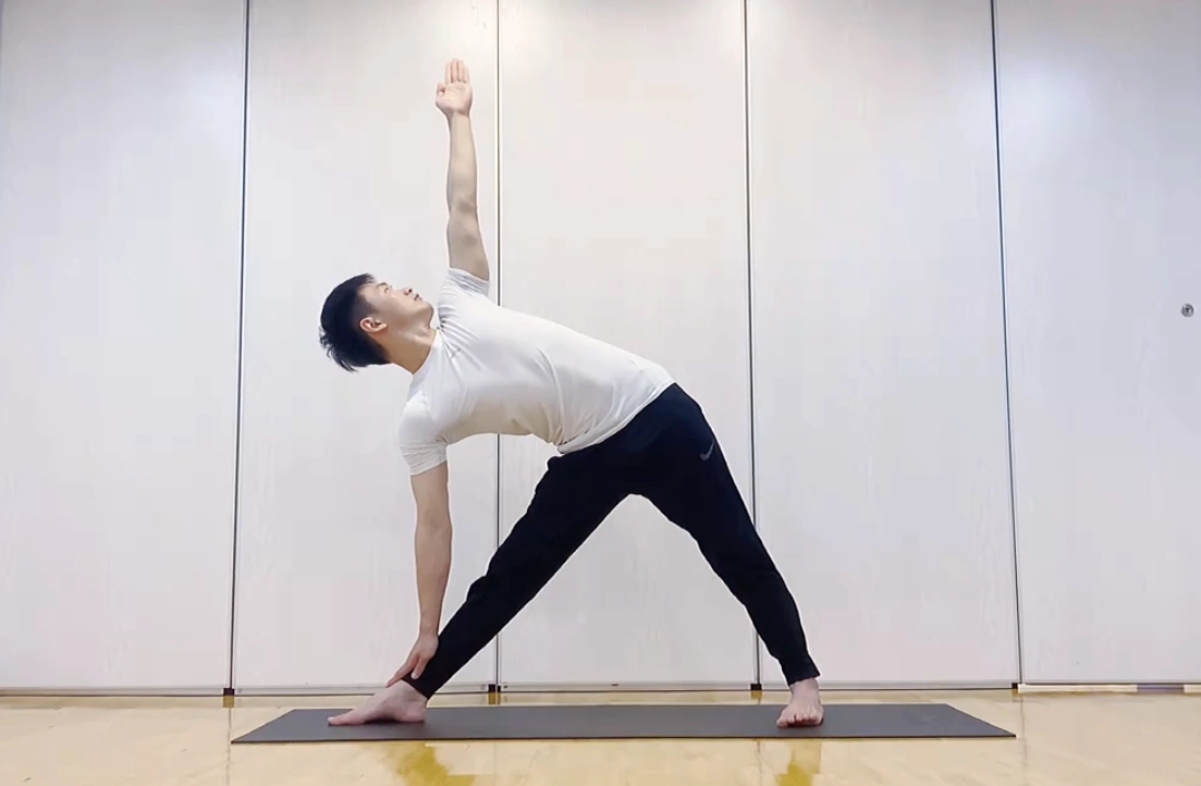 瑜伽三角式动作分解,紧实腰部肌肉,纤细腰围