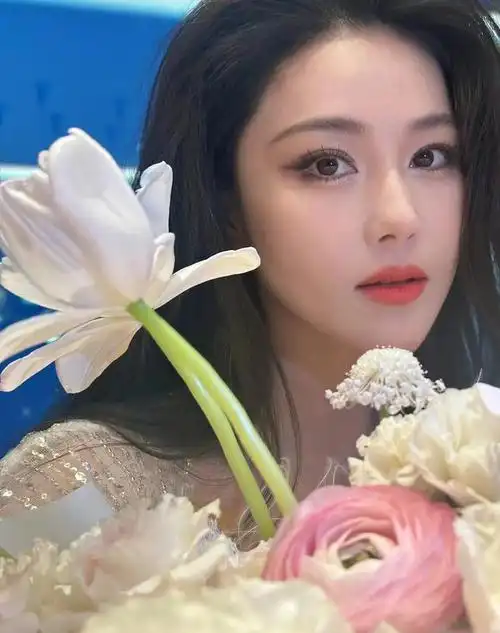 张馨予最新营业照大曝光花海中的美女迷倒众人