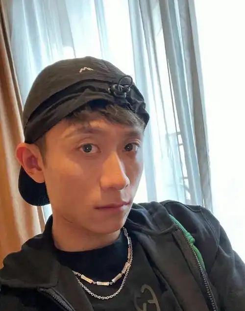 张一山小时候的模样可爱极了,然而随着岁月的流逝,他逐渐变得苗条了