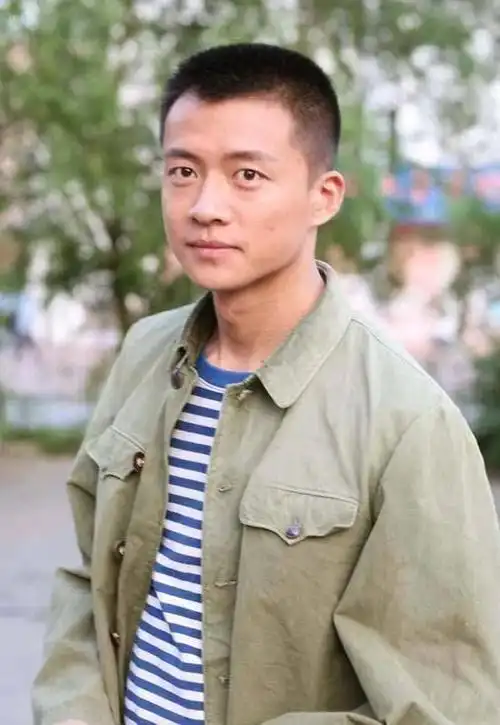 借着赵丽颖的东风,"王庆来"唐曾终于火了,只是晚了10年