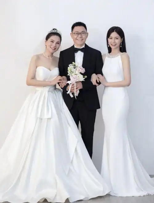 沈梦辰为父母拍婚纱照庆祝结婚35年60岁寿星妈妈保养有道好年轻