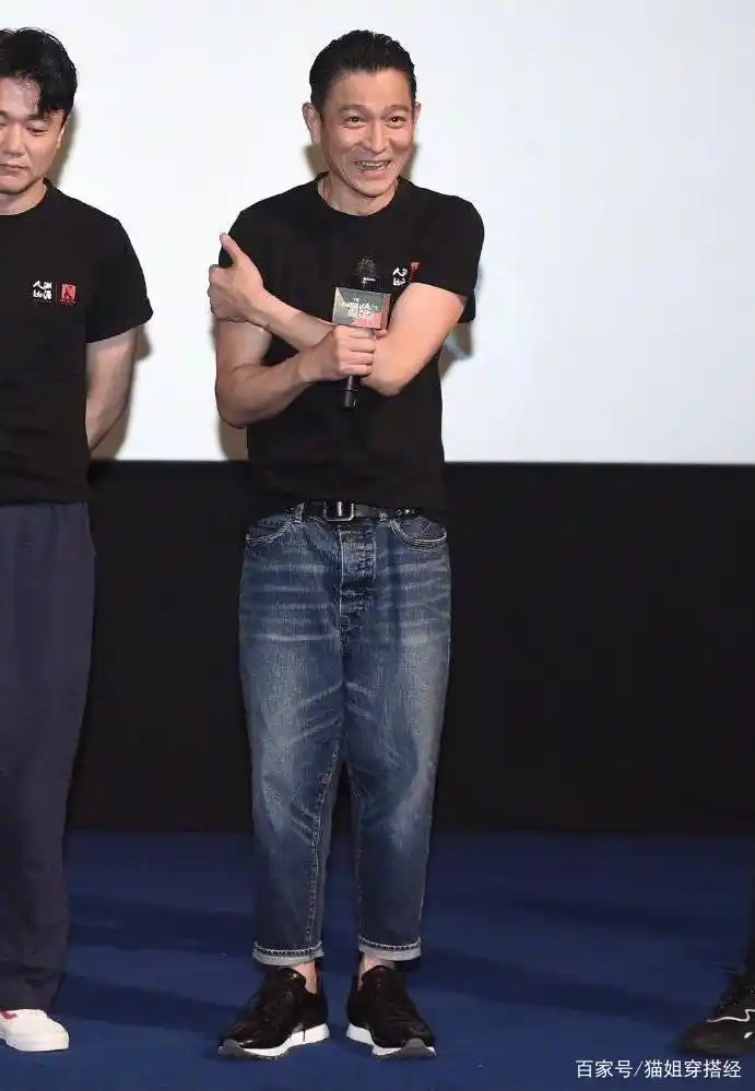 网友为刘德华庆生"人潮汹涌",华仔穿牛仔裤献唱,60岁仍不油腻