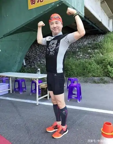 庾澄庆晒搞怪照为2岁儿子庆生,透露宝宝小名为"大福"