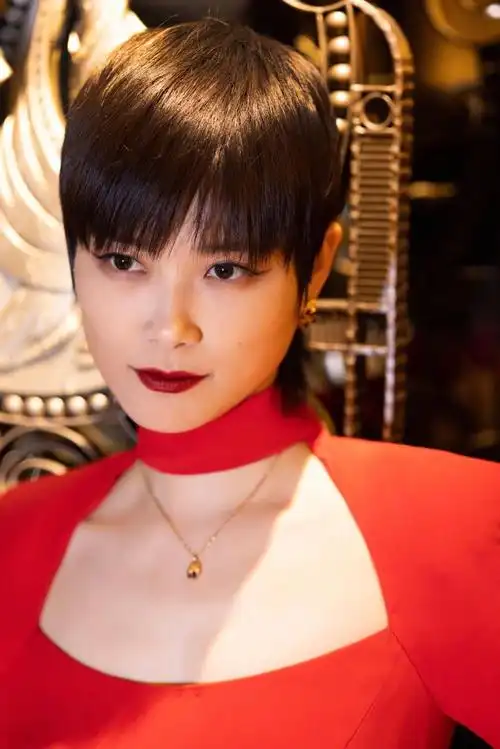 李宇春珊瑚红长袖收腰礼服##东方卫视春晚