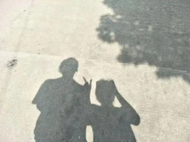 我和男朋友约会迎面忽然走来一个牵着孩子的女人