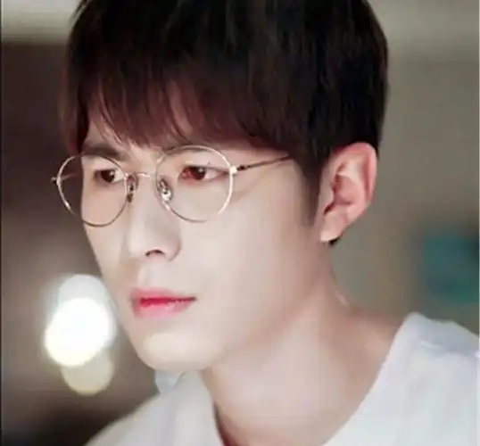 戴眼镜最帅气的五位男星,朱一龙只能排第2,看到小白:神仙颜值