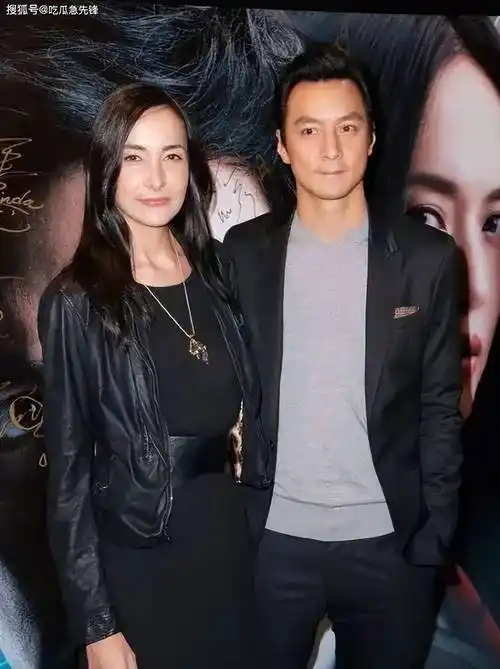 48岁吴彦祖与妻子出席活动,小四岁妻子看起来很苍老如"老太太"