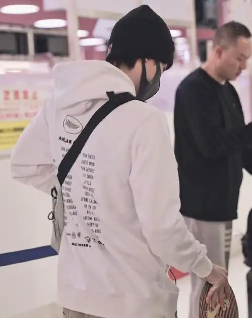 王一博白色卫衣,搭配毛线帽,妥妥的滑板男孩穿搭