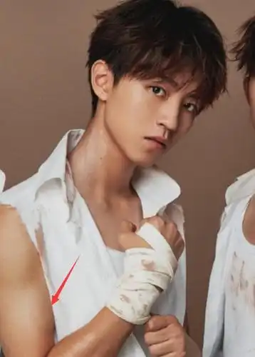 王俊凯与王源的"肌肉"对比,王俊凯的"肌情"满满,平时没少练