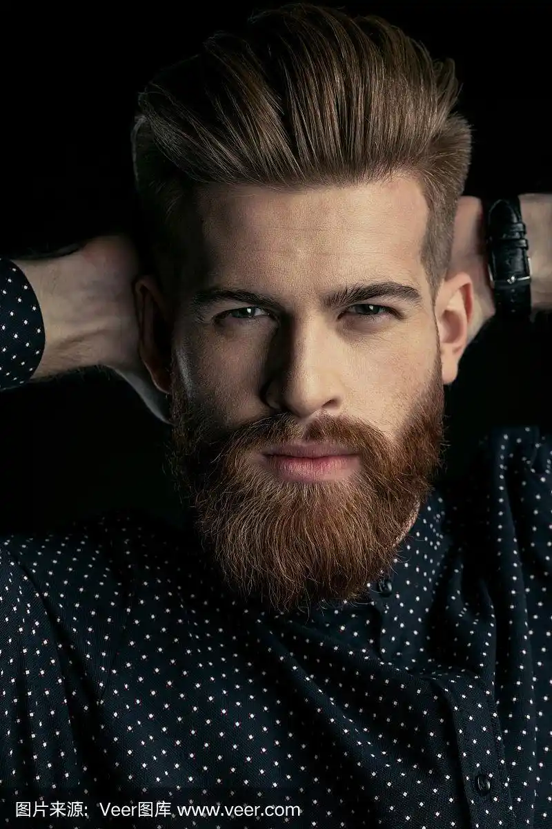 络腮胡子,男人,男性美,注视镜头,两手放头后面