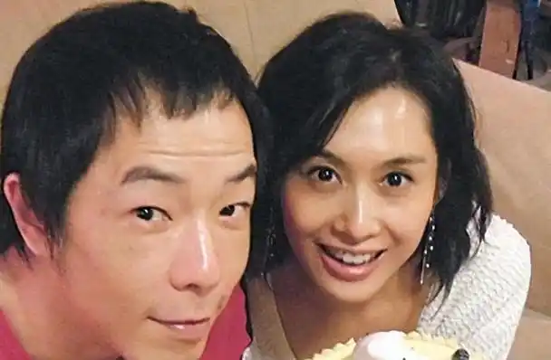 52岁朱茵现状:住深山村屋开两万块破车,网友:活成了大妈的样子