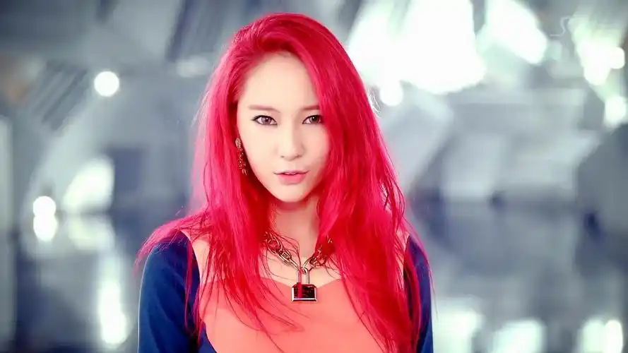 求郑秀晶在初智齿mv中的造型图