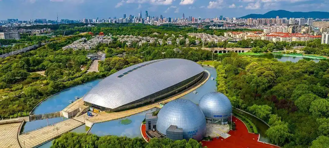 的南京科技馆也被春光洒上多彩的颜色带来浪漫而美丽的图景一种幽素姿