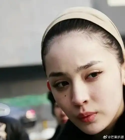 古力娜扎素颜艺考照,简单的发箍扎个马尾,美人痣长得恰到好处!