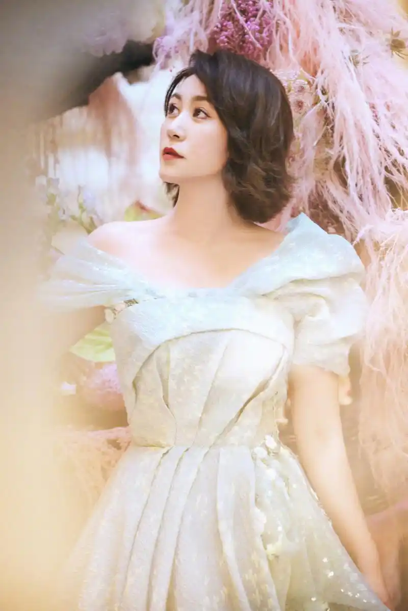 马丽41岁生日写真,一袭青色珠光纱裙,优雅温柔大气从容