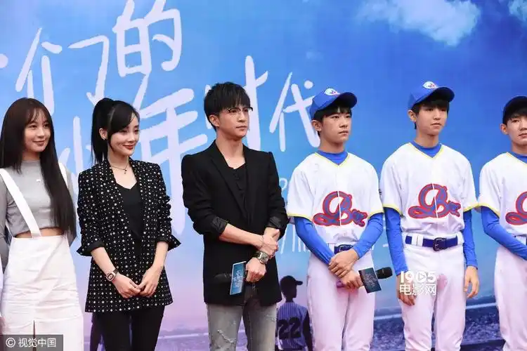 李小璐与薛之谦贴耳热聊 tfboys首合体演电视剧