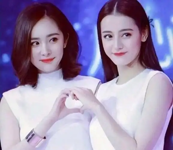 "迪丽热巴巴~"最近,杨幂在综艺节目中喊出这句暧昧的话,瞬间点燃了