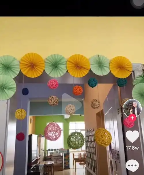 材料准备:柠檬绿,明黄色卡纸,镂空小球