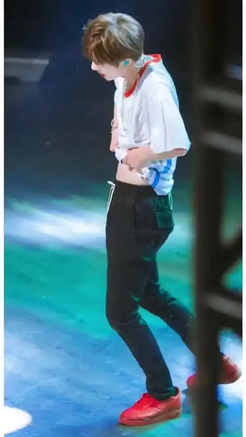 王一博#来看看王一博的腹肌照吧!姐妹们不要害羞噢#这谁顶得住啊