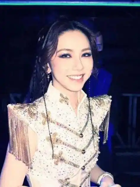 感情生活方面,邓紫棋有两个绯闻男友,林宥嘉和华晨宇,之后她与小2岁的