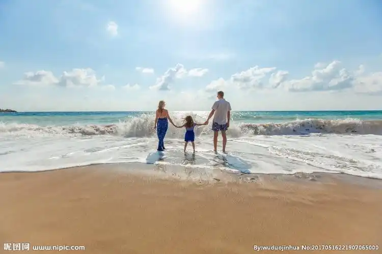 海边玩耍的一家三口图片