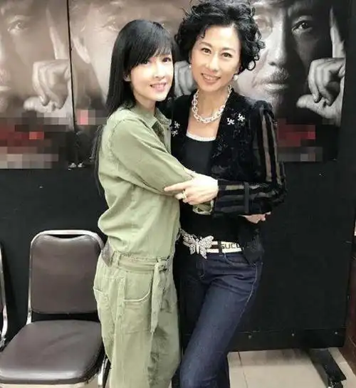 58岁叶倩文近照曝光,移居国外隐退多年,皮肤松弛苍老明显难辨认