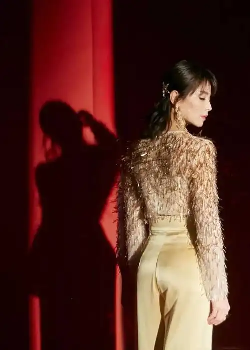 原创刘涛这翘臀真是厉害了,穿一袭鎏金麦穗套装,尽显凹凸曲线