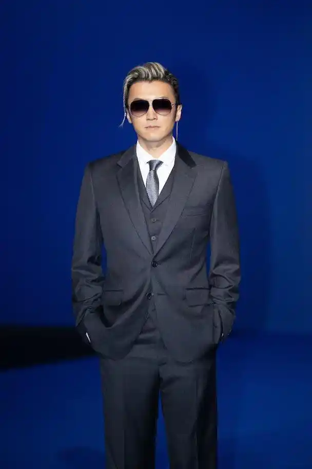 谢霆锋穿西服亮相上海扎小辫子戴墨镜超级像父亲谢贤