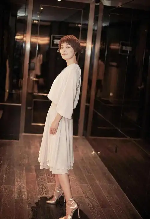 马伊琍头发长了一点更有女人味,穿裸色连衣裙亮相,温柔又大方