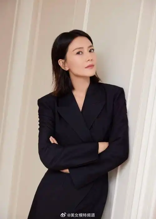 高圆圆短发出席活动气场十足穿黑色西装秀美背知性优雅