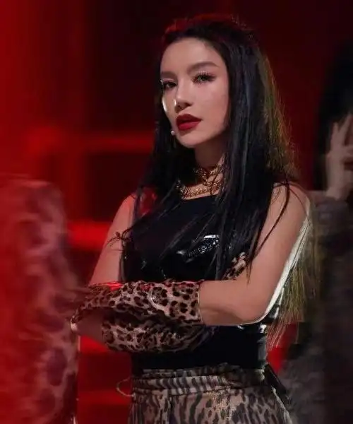 回顾超女冠军江映蓉因整容失败像怪物全身只剩眼珠是自己的