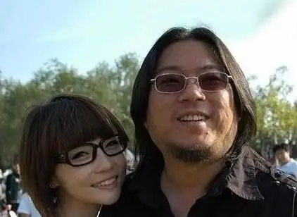 网曝高晓松与妻子协议离婚 经纪人辟谣:没离