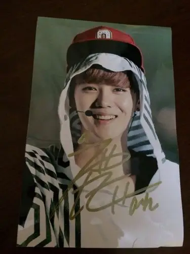 请问这个是鹿晗的亲笔签名吗 这是他的笔迹吗 求高人解答!