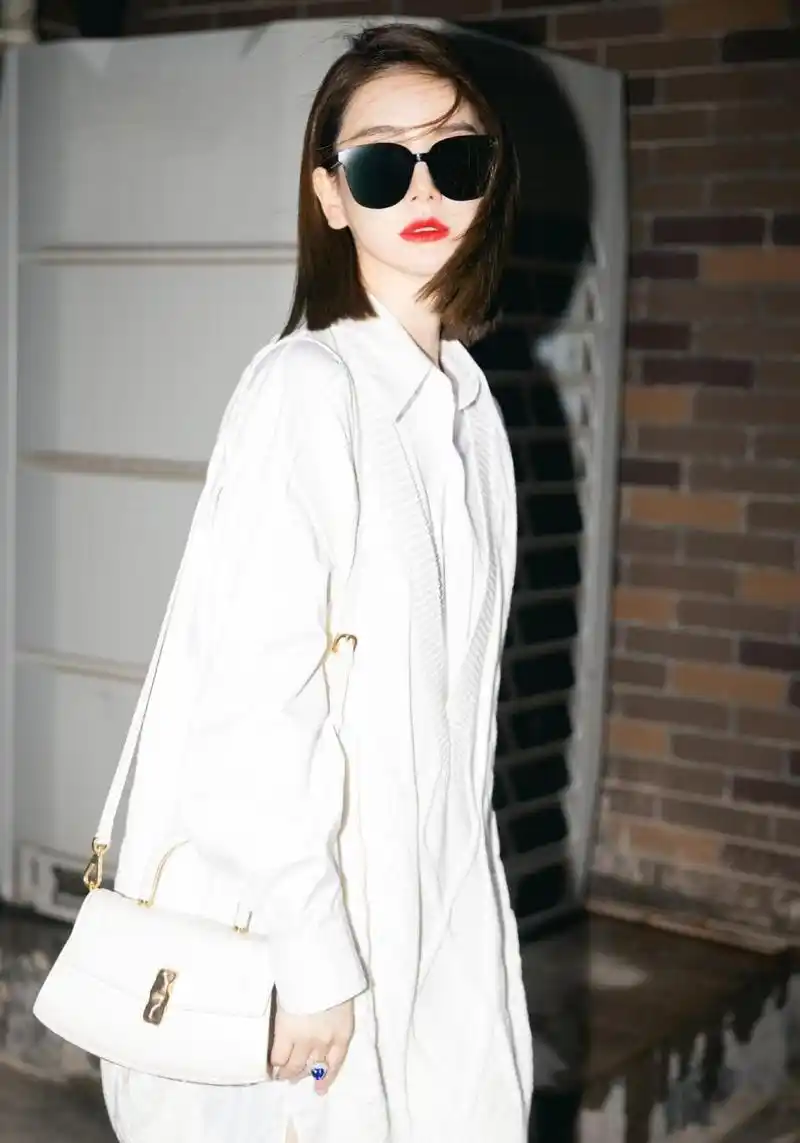 戚薇最新私服 身着针织拼棉衬衫裙,搭配2021秋冬平衡系列白色单肩包