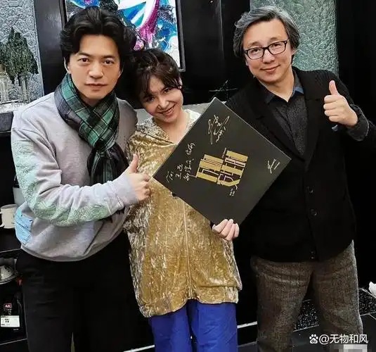 李健夫妇赴友人饭局吃火锅44岁孟小蓓少女感十足婚后坚持丁克