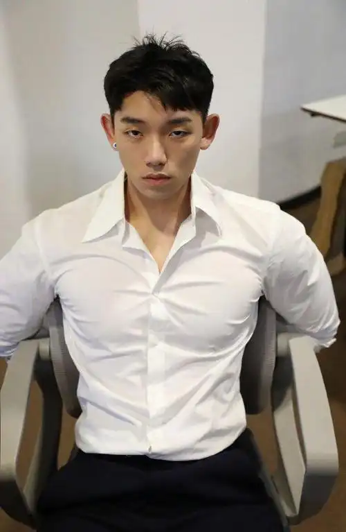 是健身达人也是肌肉模特,还是十足的衬衣控,好身材帅气迷人!