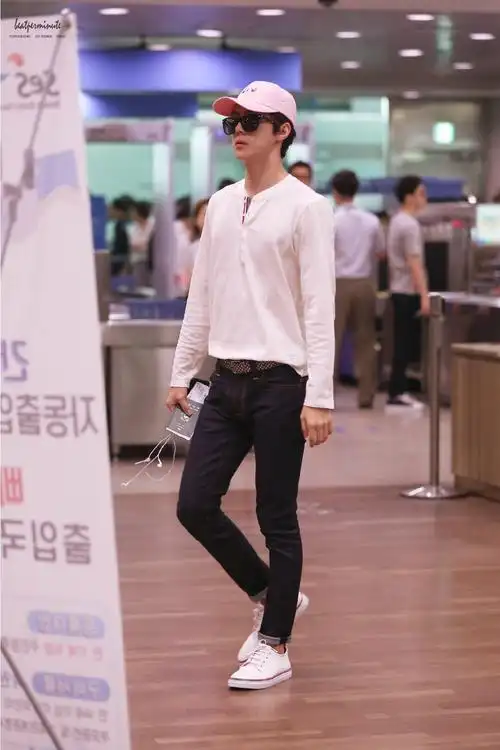 150816 仁川机场的草莓牛奶吴世勋