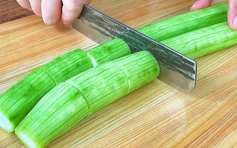 夏天要多吃丝瓜,切成长段,上桌是菜又是汤,这做法太香了