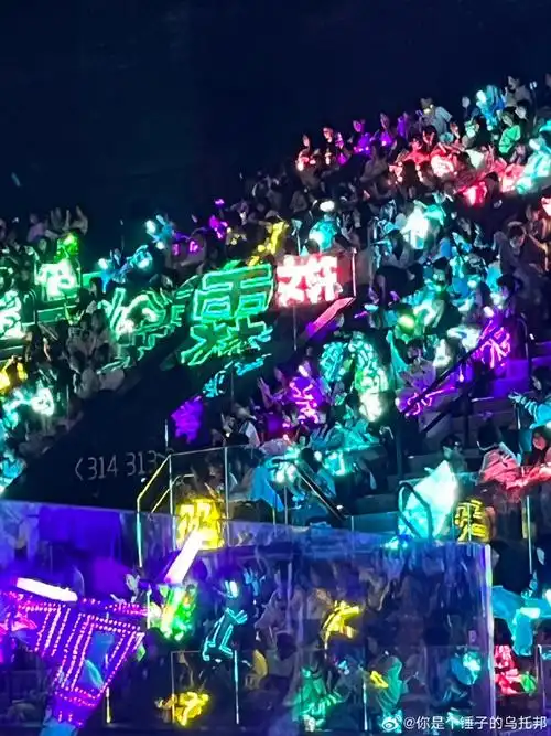 贺峻霖看到娶我灯牌的反应