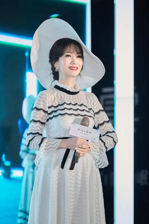 赵雅芝新造型复古摩登 牵手小粉丝风采依旧