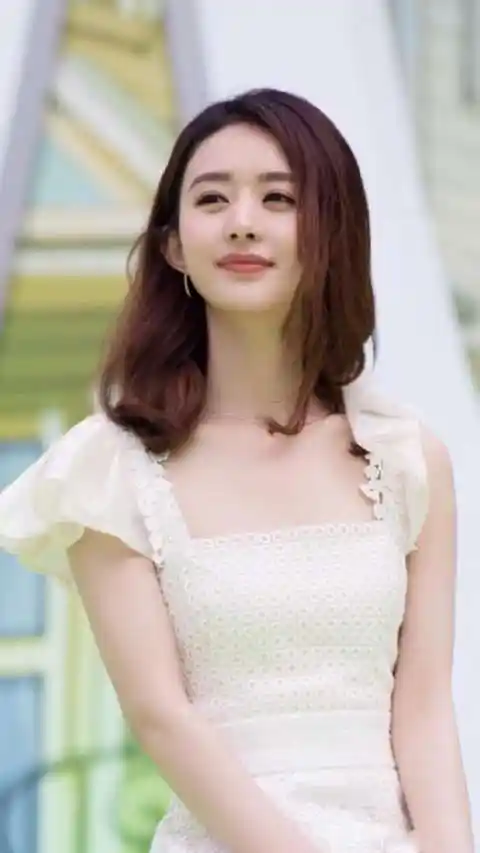 赵丽颖看她这一个发型真气质,最关键的是她这一身白色的连衣裙看起来